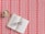 Une nappe rouge et blanche à motifs avec un design d’inspiration nordique, des formes géométriques e
