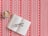 Une nappe rouge et blanche à motifs avec un design d’inspiration nordique, des formes géométriques e