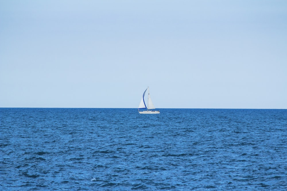 Veleiro branco no meio do oceano durante o dia