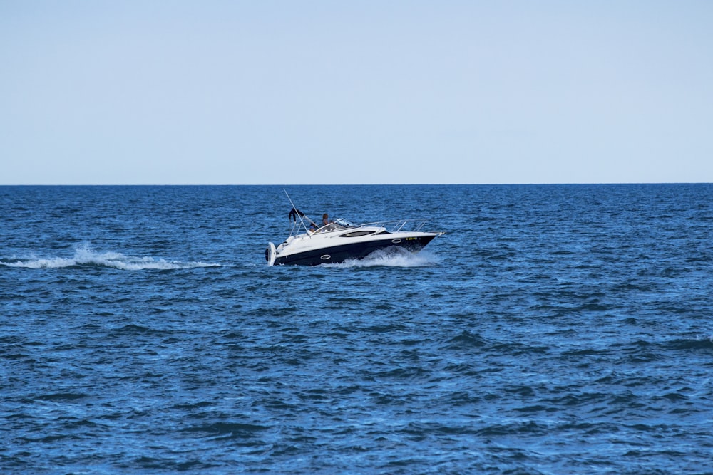 hors-bord blanc sur la mer pendant la journée