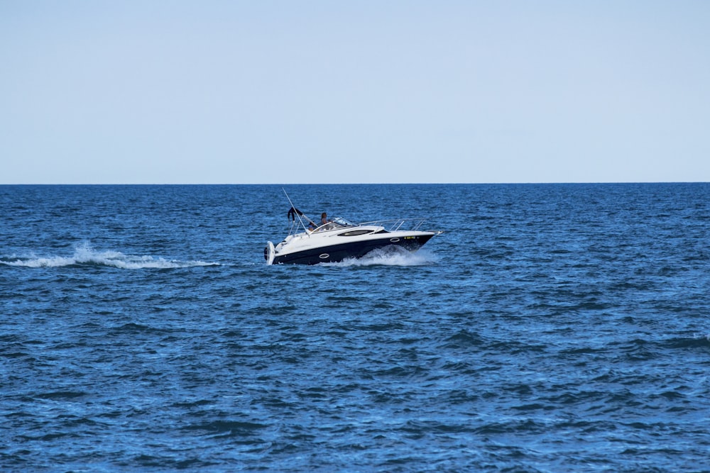 昼間の海上に浮かぶ白いスピードボート