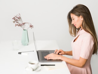 femme travaillant sur un laptop mym