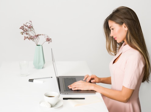 femme travaillant sur un laptop mym