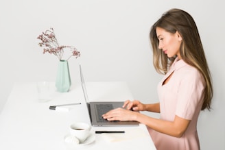 femme travaillant sur un laptop mym