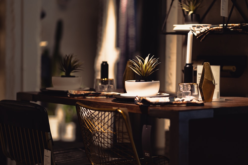 Fotografía de enfoque selectivo de mesa con plato y vela