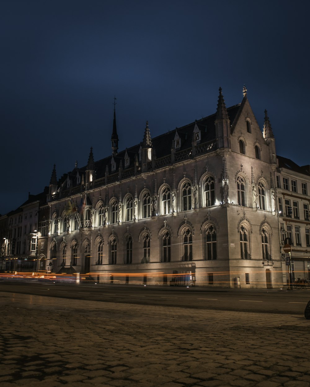 Weißes und schwarzes Betongebäude in der Nacht