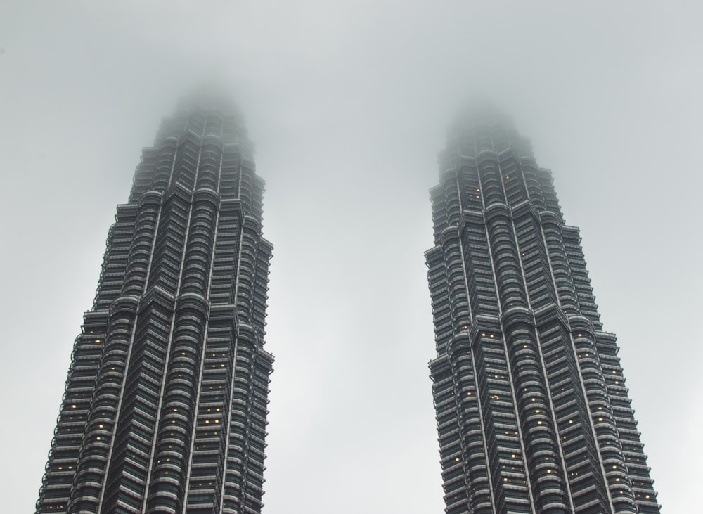 白い空の下に灰色のコンクリートの建物が2つ