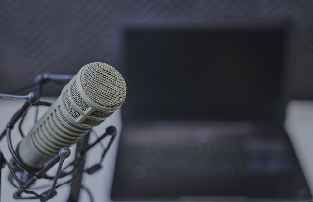 Microphone à condensateur gris près de l’ordinateur portable