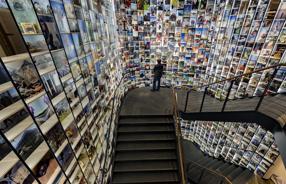 Fotografía aérea de un hombre de pie junto a una pared multicolor