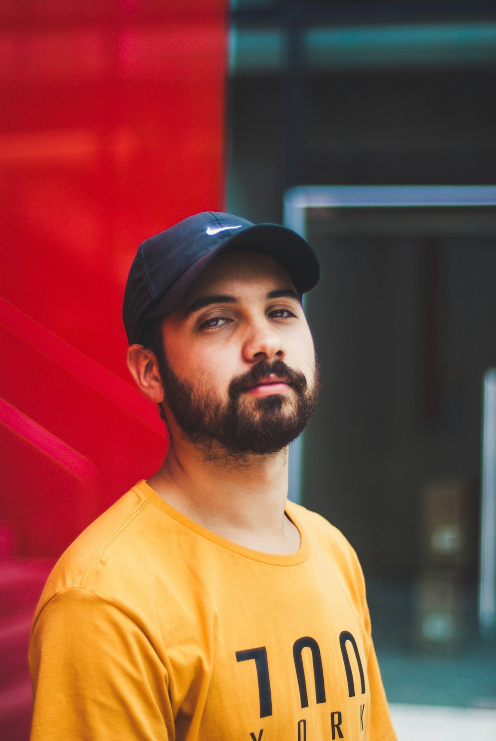 fotografia de foco seletivo do homem usando o chapéu do pai da Nike