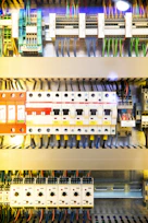 Tablero eléctrico industrial con botones de control y protección.