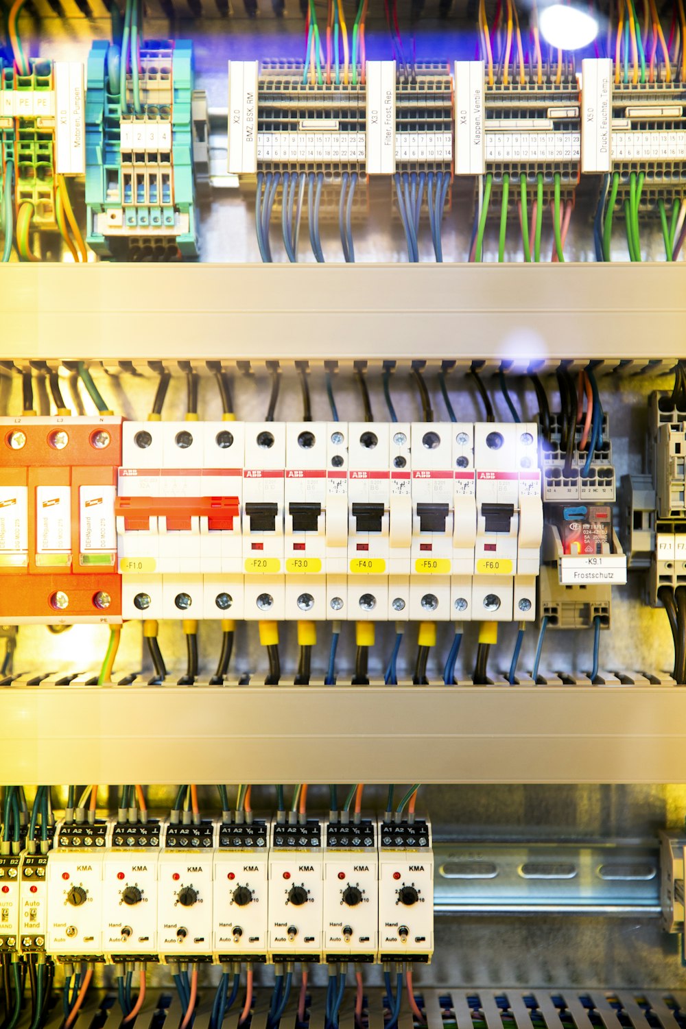 mehrfarbiges elektronisches Bauteil