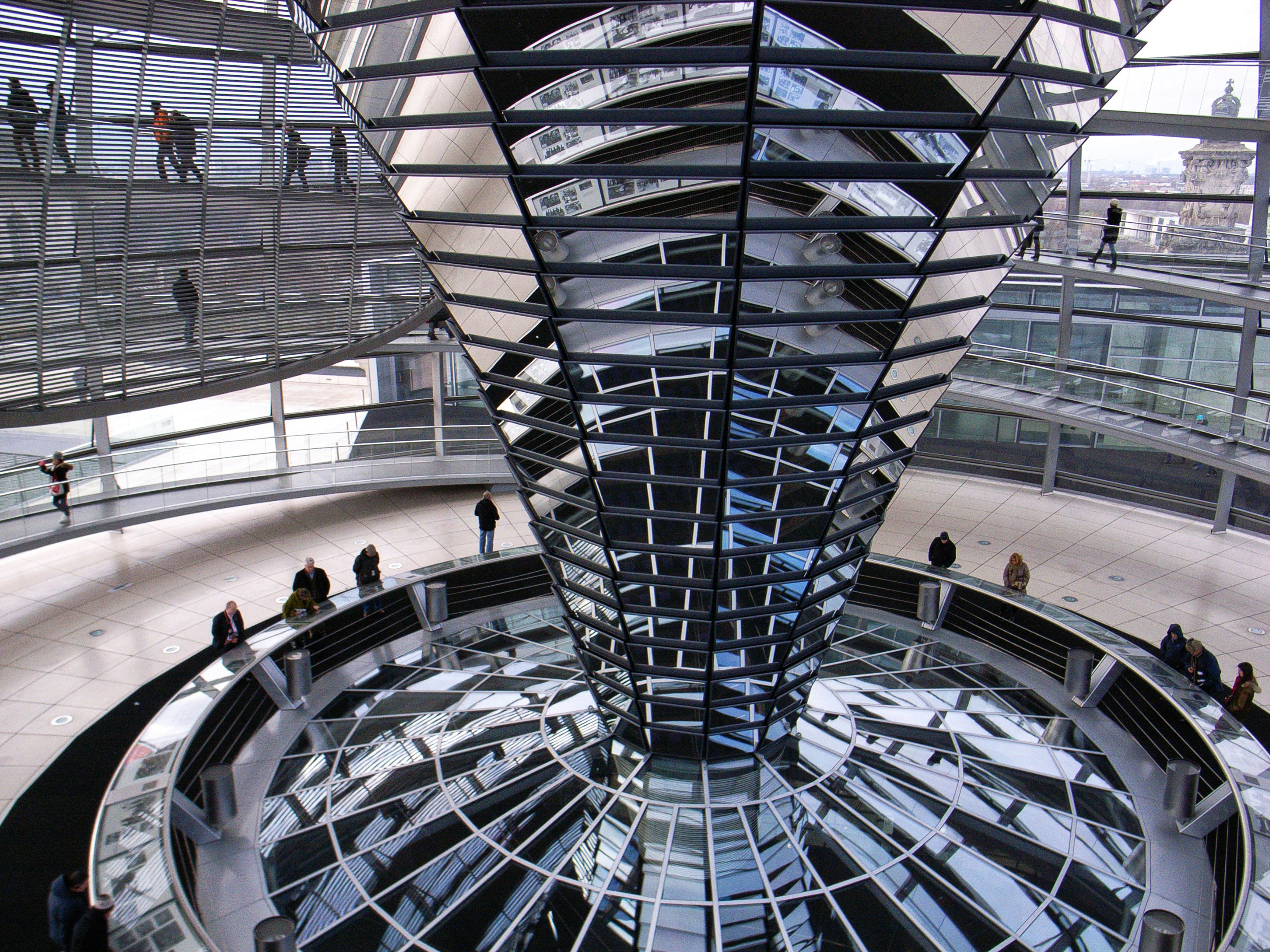 pessoas dentro do edifício durante o dia