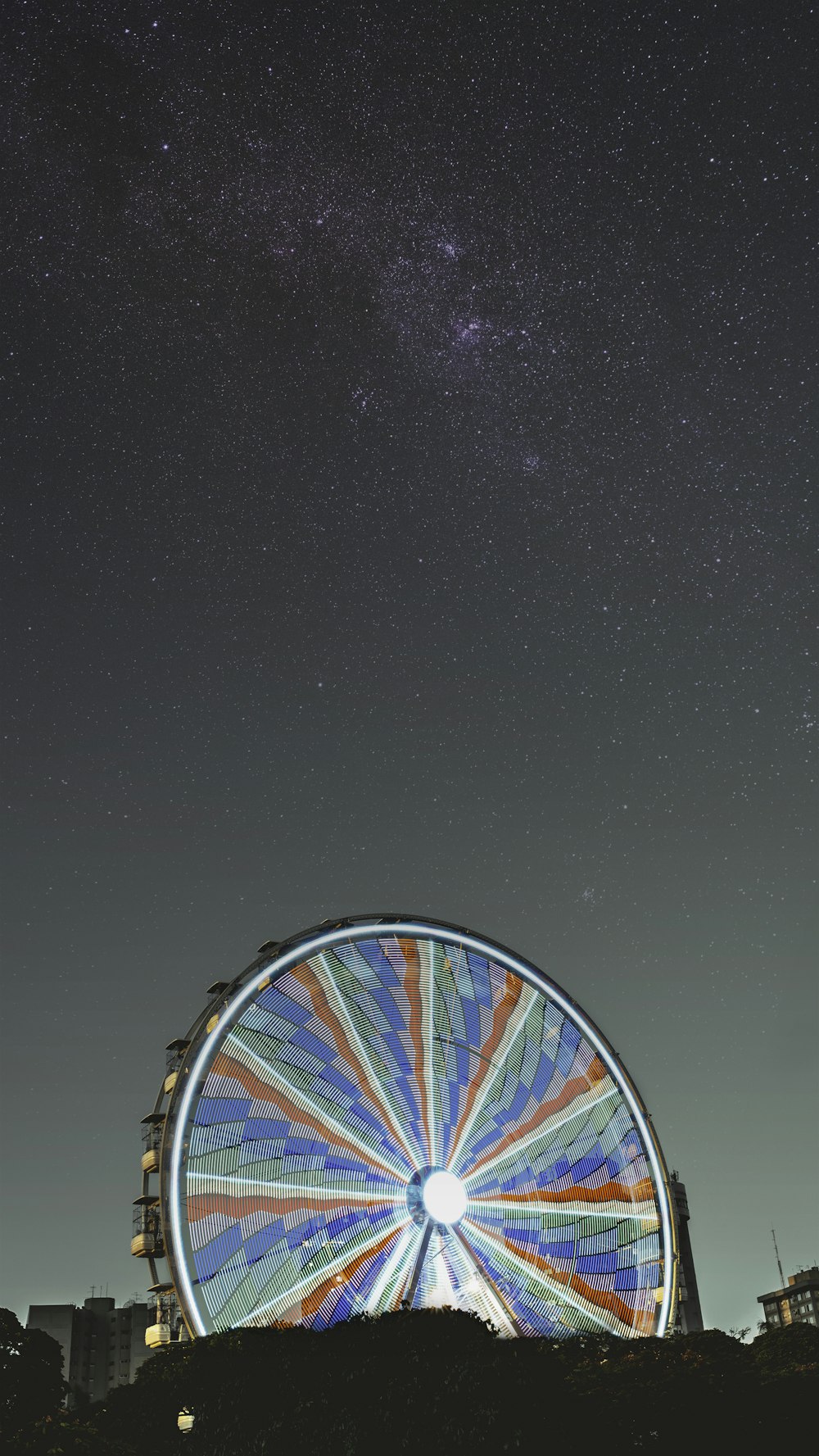 grande roue pendant la nuit