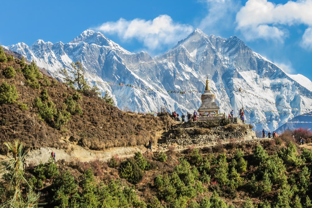 灰色の寺院の風景