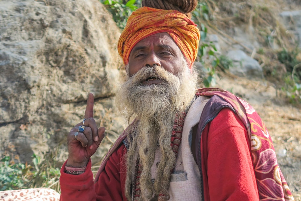 Hombre con turbante amarillo y chaqueta roja