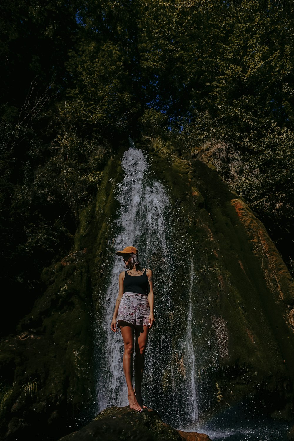 Mujer de pie junto a cascadas