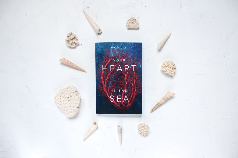 Votre livre Heart is the Sea entouré de coquillages