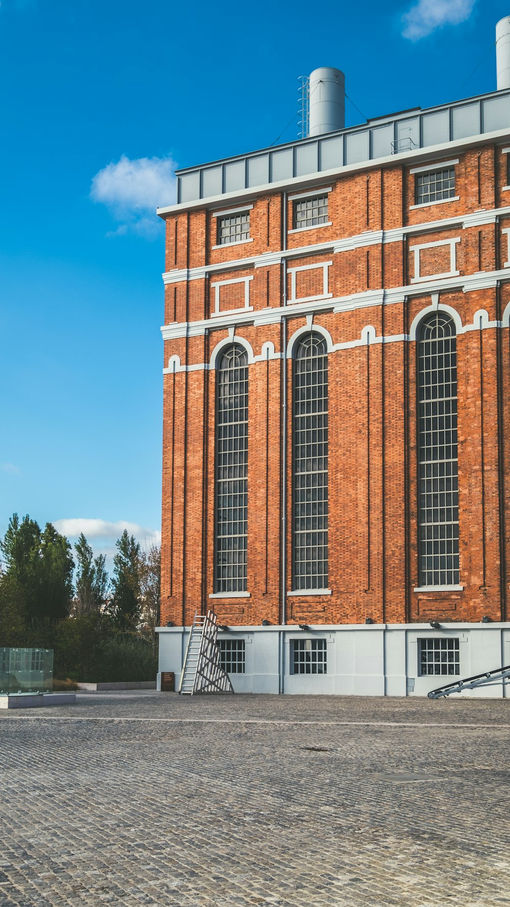 Gebäude aus braunem Beton