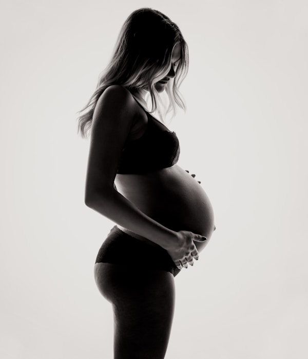 Femme enceinte souriante