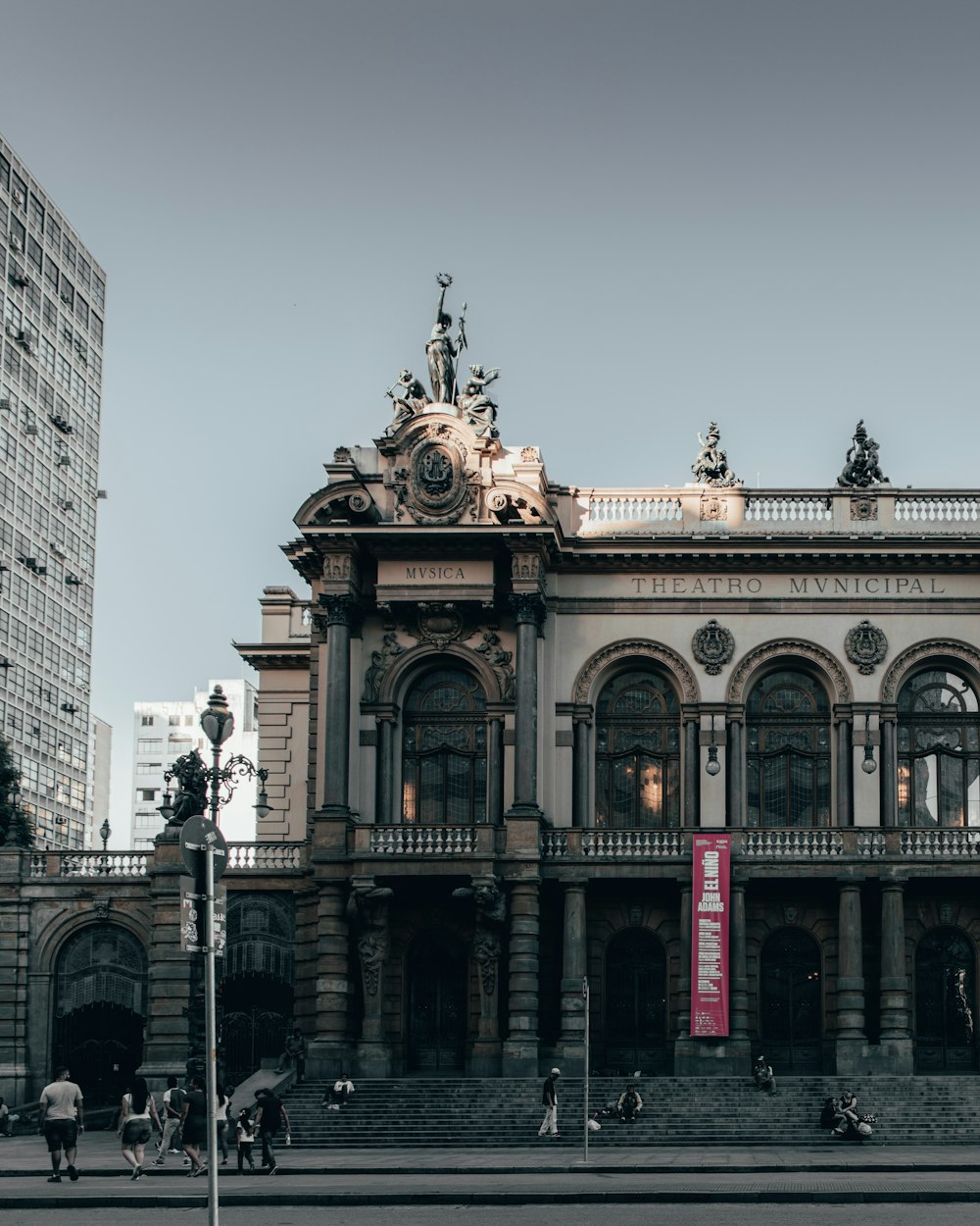 Edificio de hormigón blanco