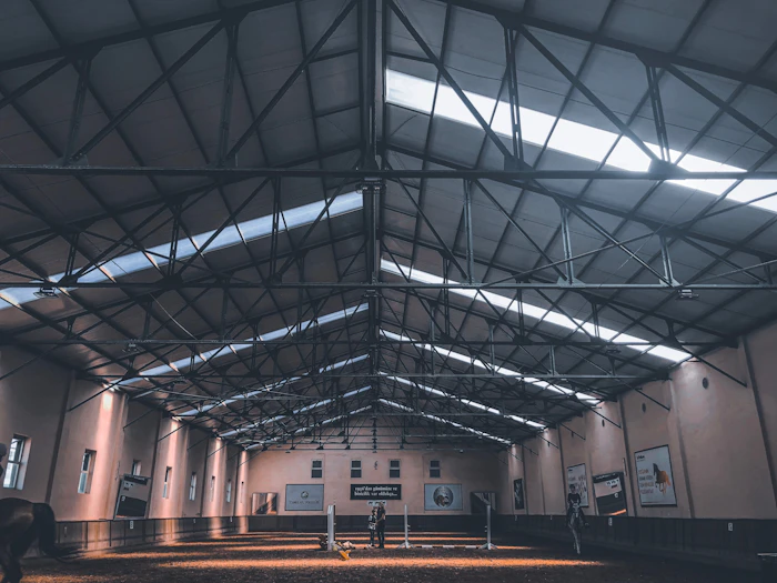 Hafif çelik çatı sistemi sanayi deposu iç görünüm