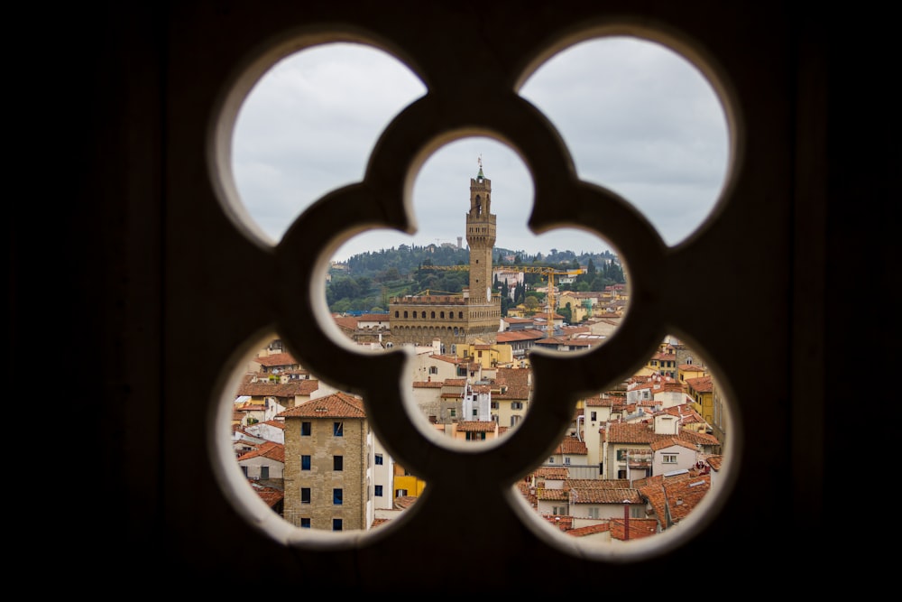 Foto de la silueta del edificio de la torre marrón