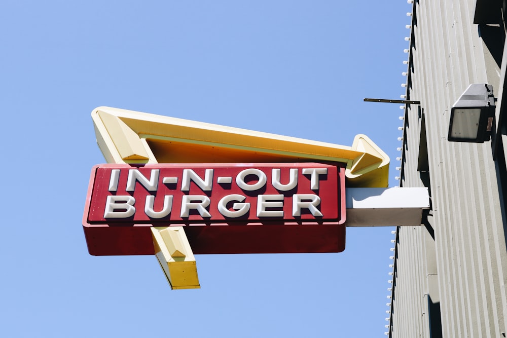 enseigne au néon In-N-Out Burger blanche