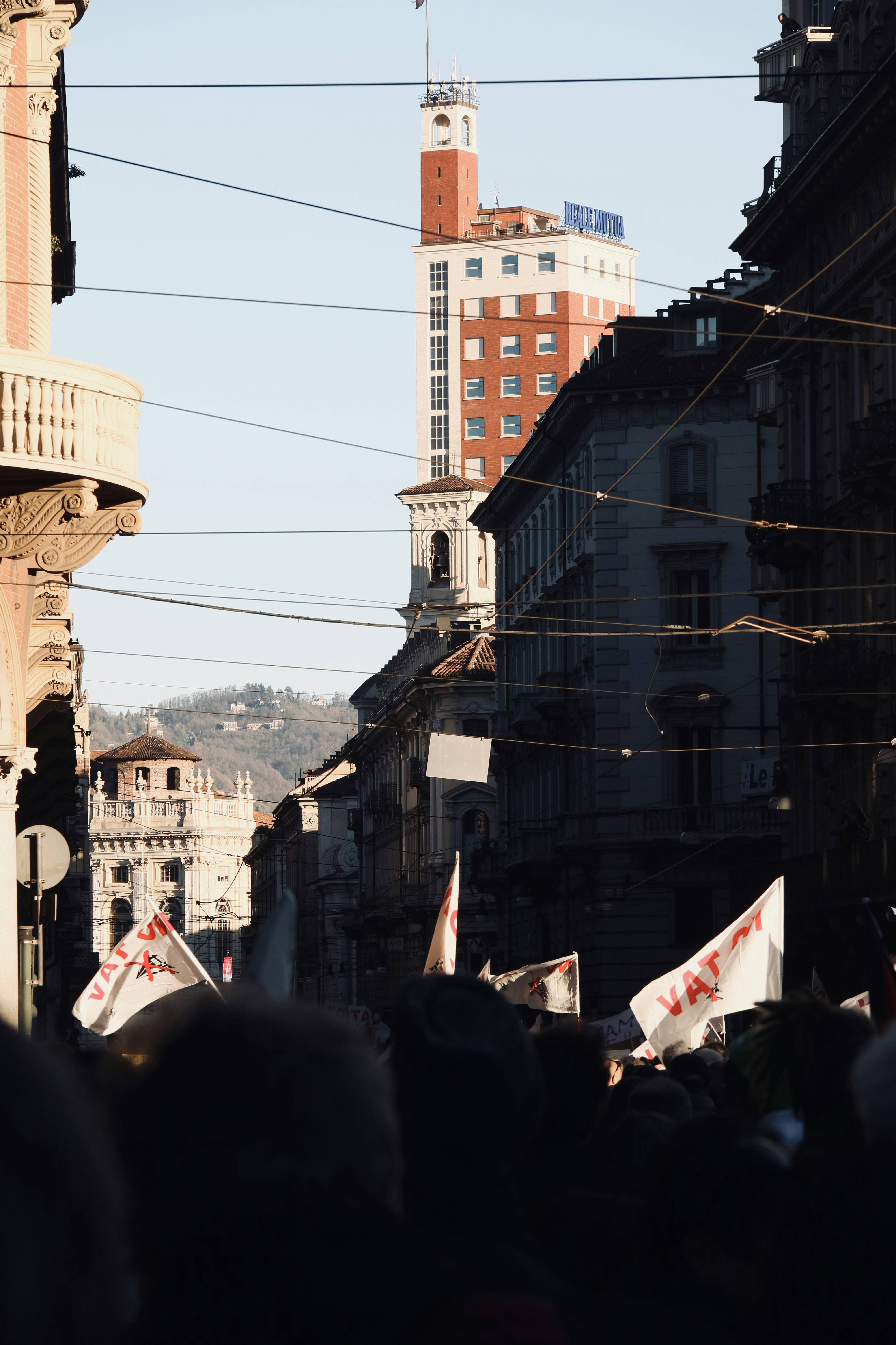 Edificio de hormigón blanco y marrón