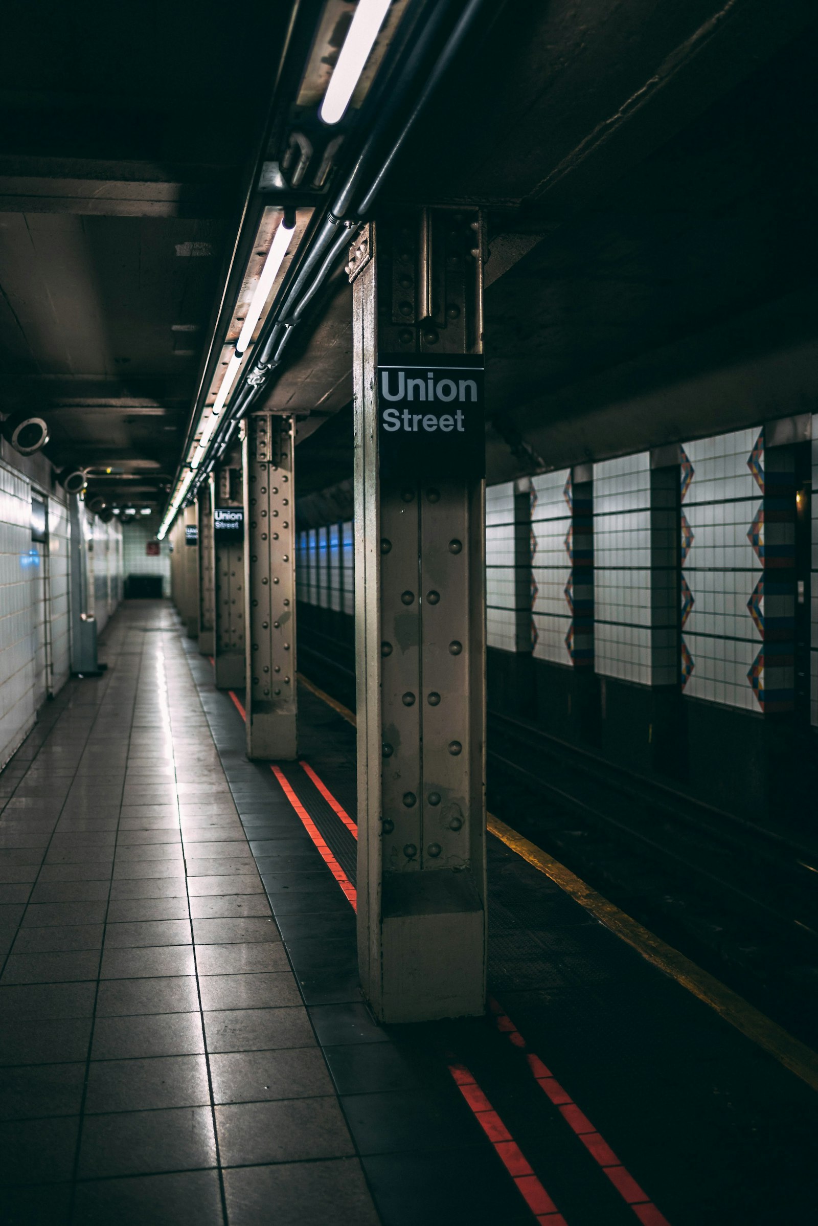 Nikon D610 + Nikon AF-S Nikkor 35mm F1.8G ED sample photo. Subway station photography