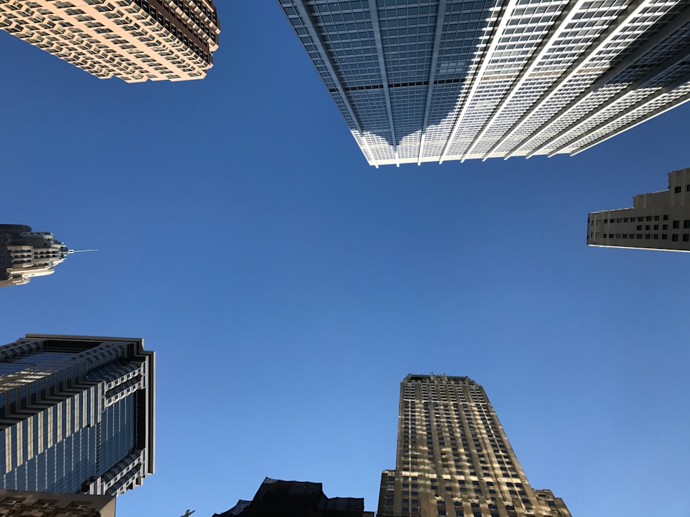 Fotografía de ángulo bajo de edificios de gran altura blancos y marrones durante el día