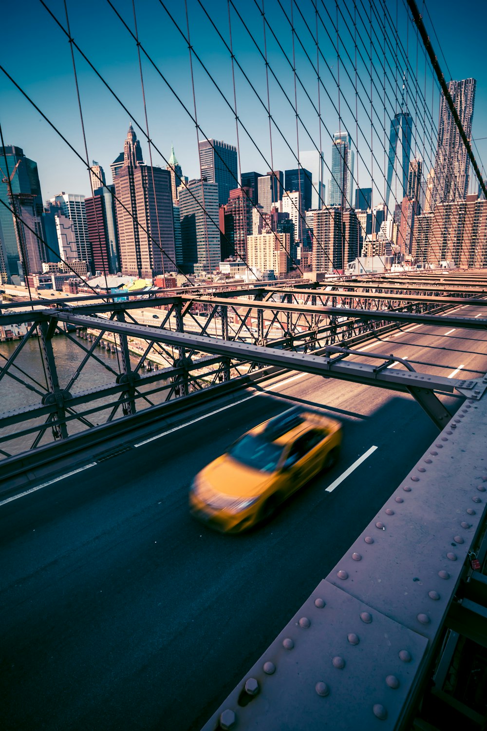 voiture sur le pont