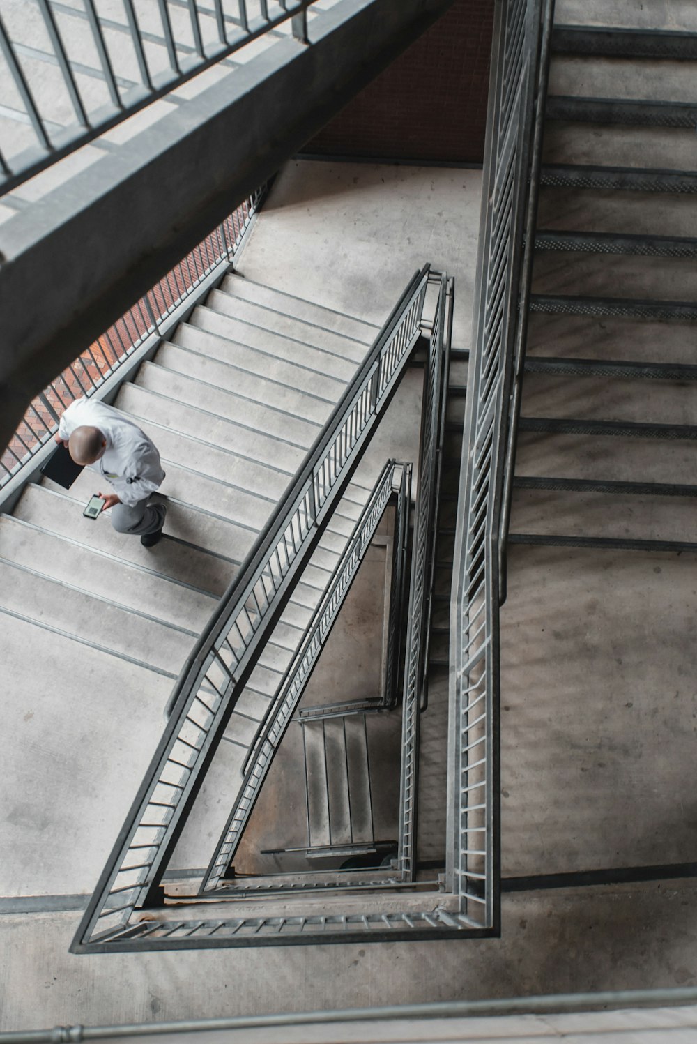 hombre subiendo las escaleras