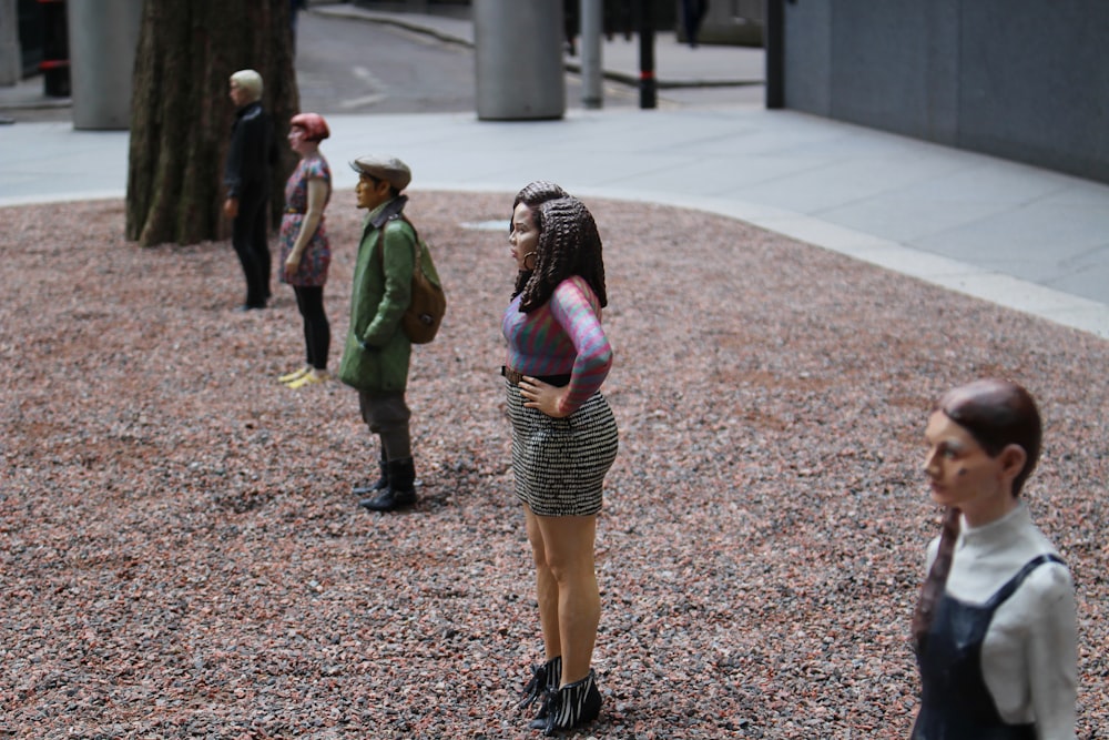 Figurines debout de cinq personnes