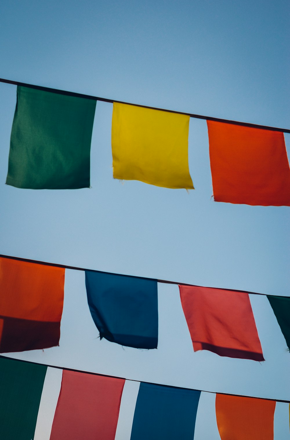 drapeaux rouges, jaunes et oranges