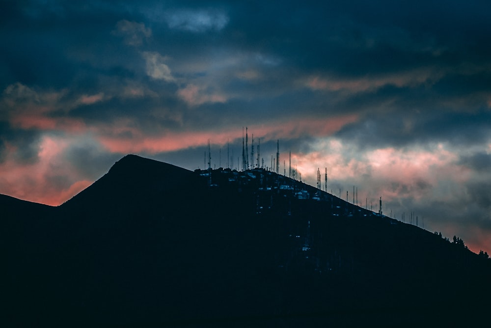 Silhouettenfotografie der Berge