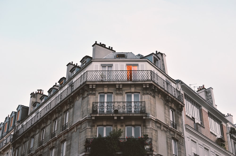 Bâtiment en béton brun