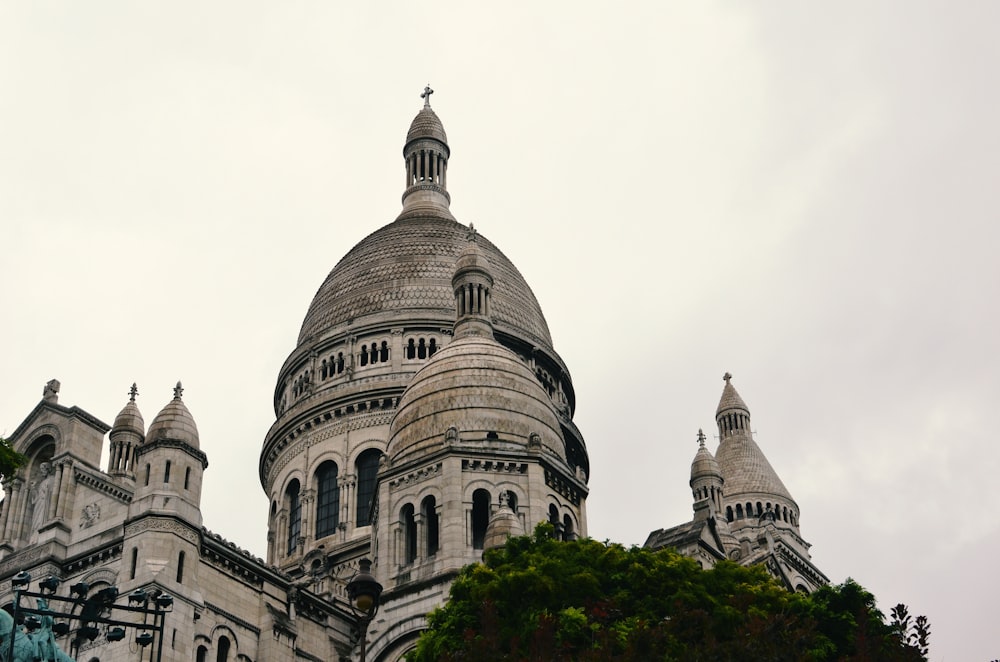 Photographie en contre-plongée d’une église en béton blanc