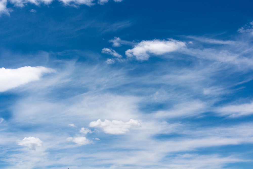 Weiße Wolken tagsüber