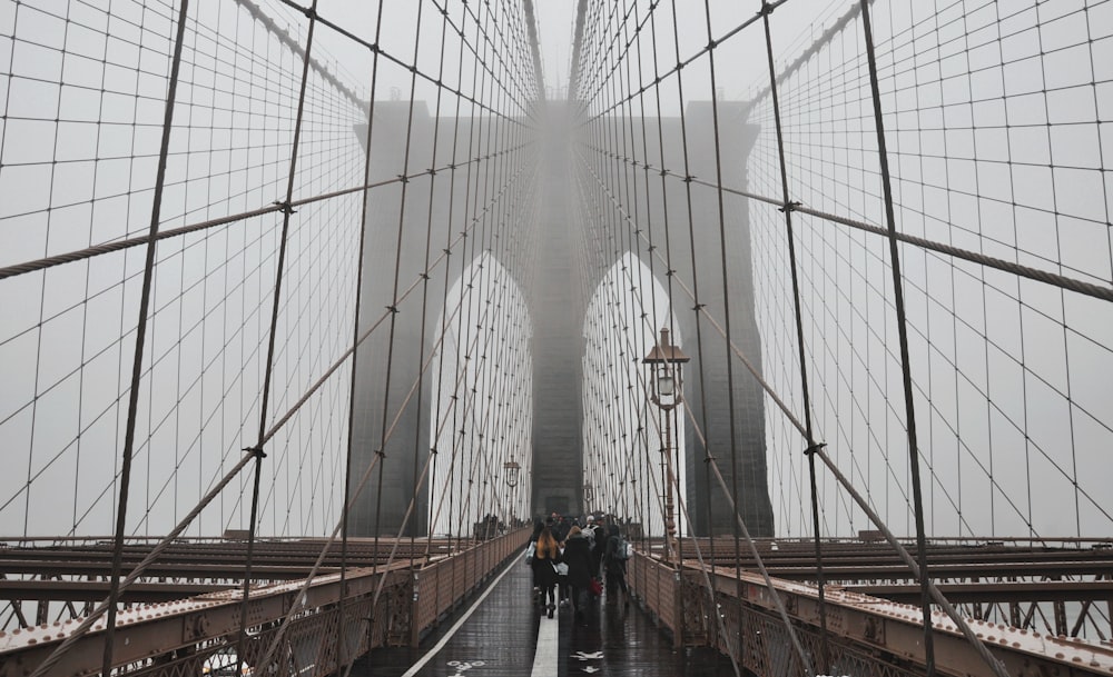 pessoas caminhando na ponte do Brooklyn