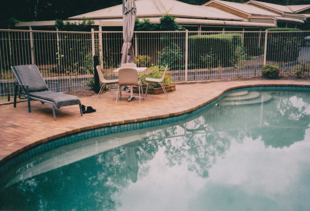 grey lounge beside pool