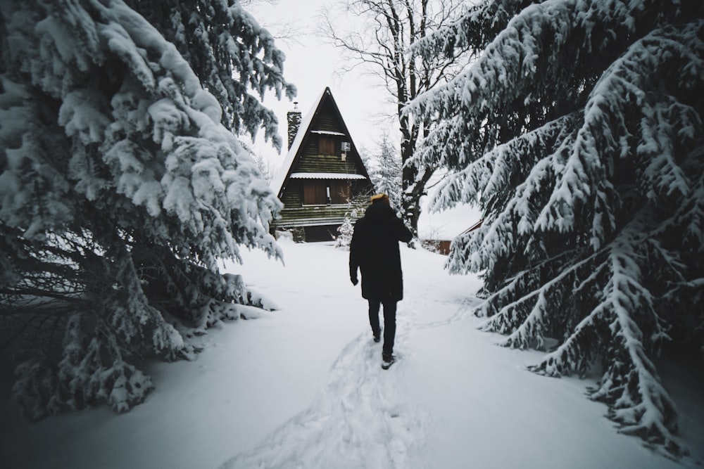 homme marchant sur la neige