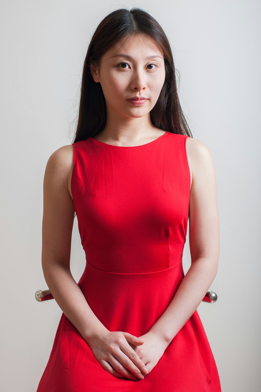 donna che indossa un vestito rosso senza maniche