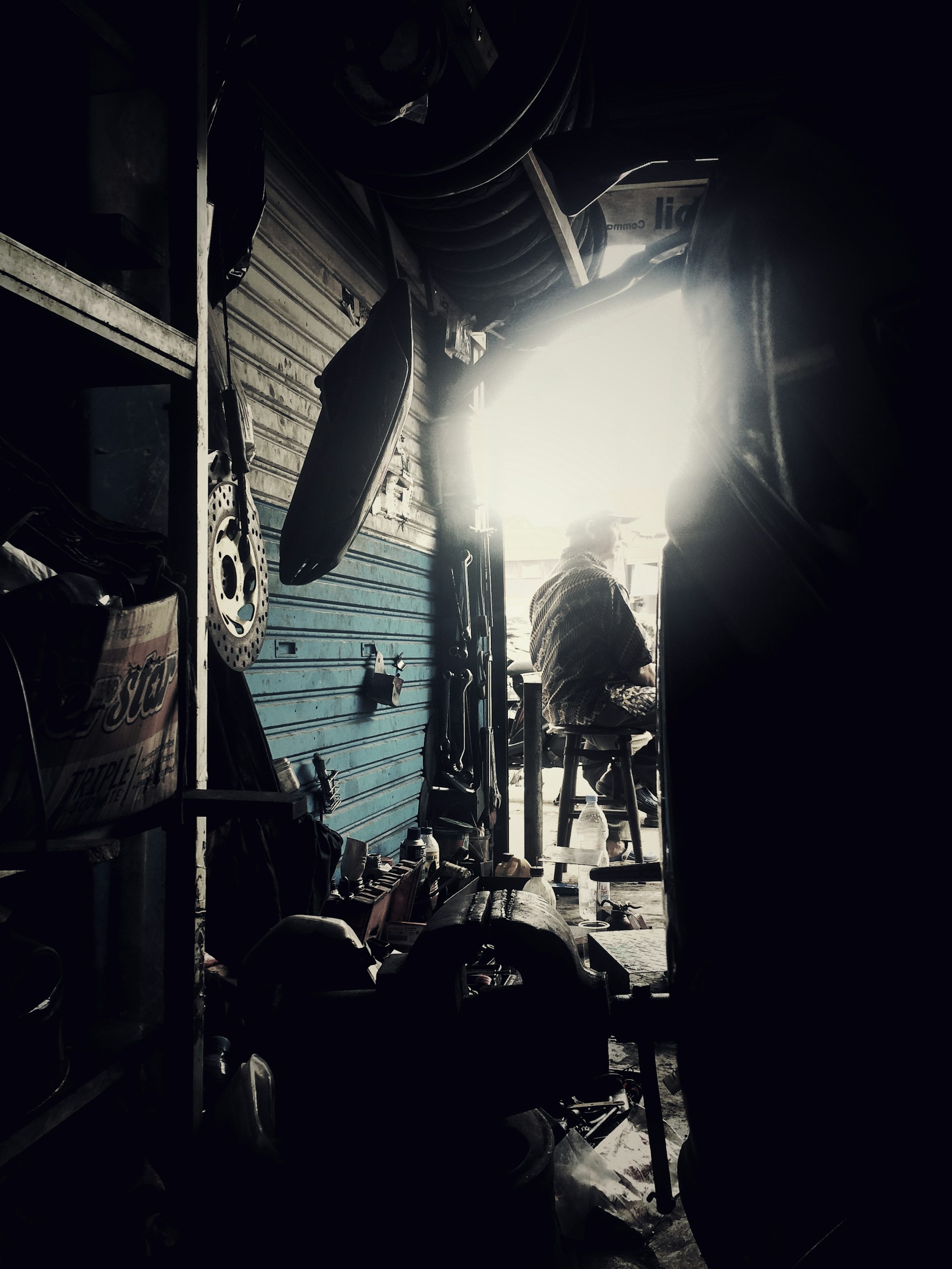 gray computer monitor