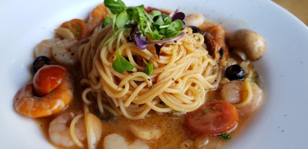 cooked pasta with shrimps and green vegetables