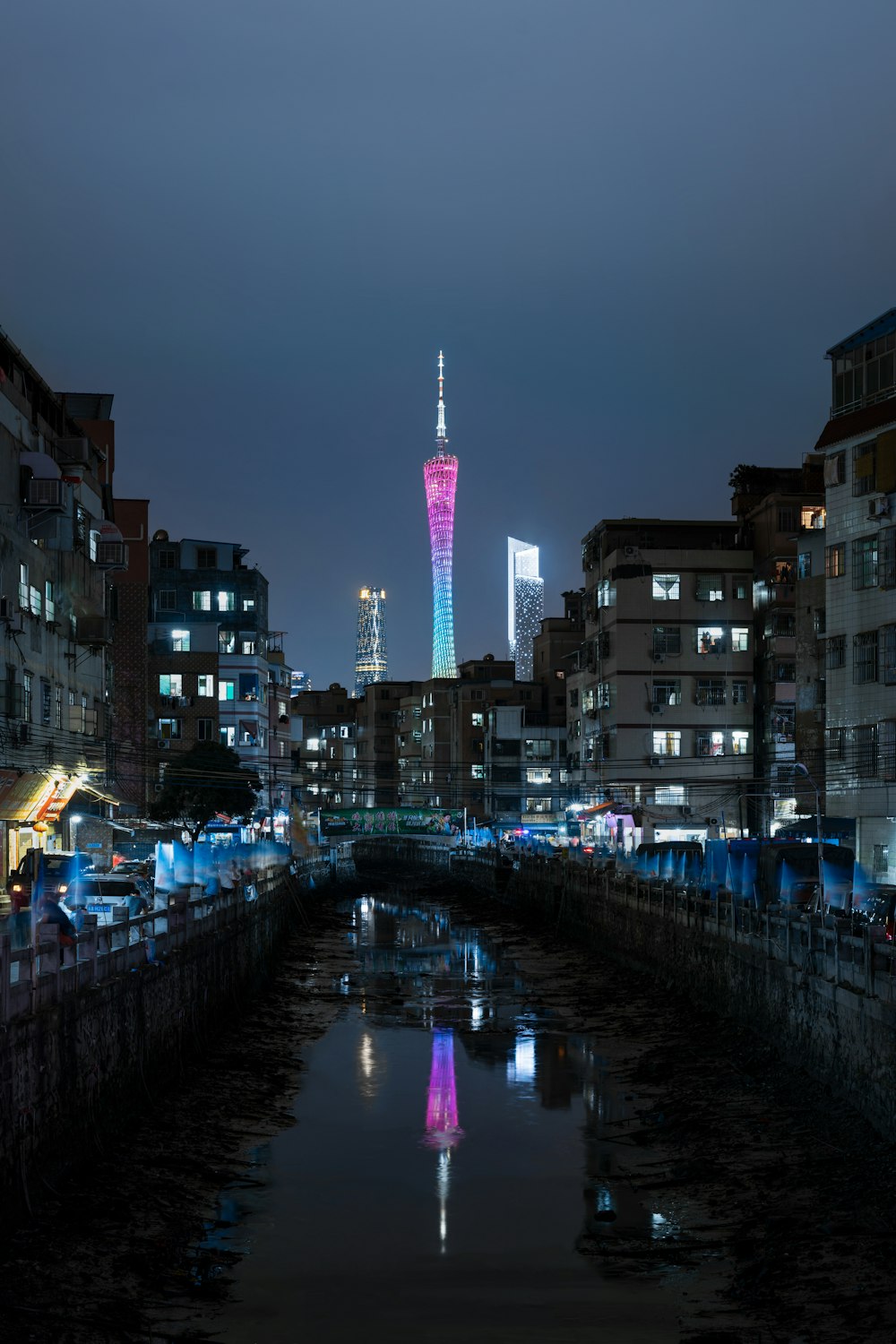 도시의 파란색과 분홍색 조명 타워