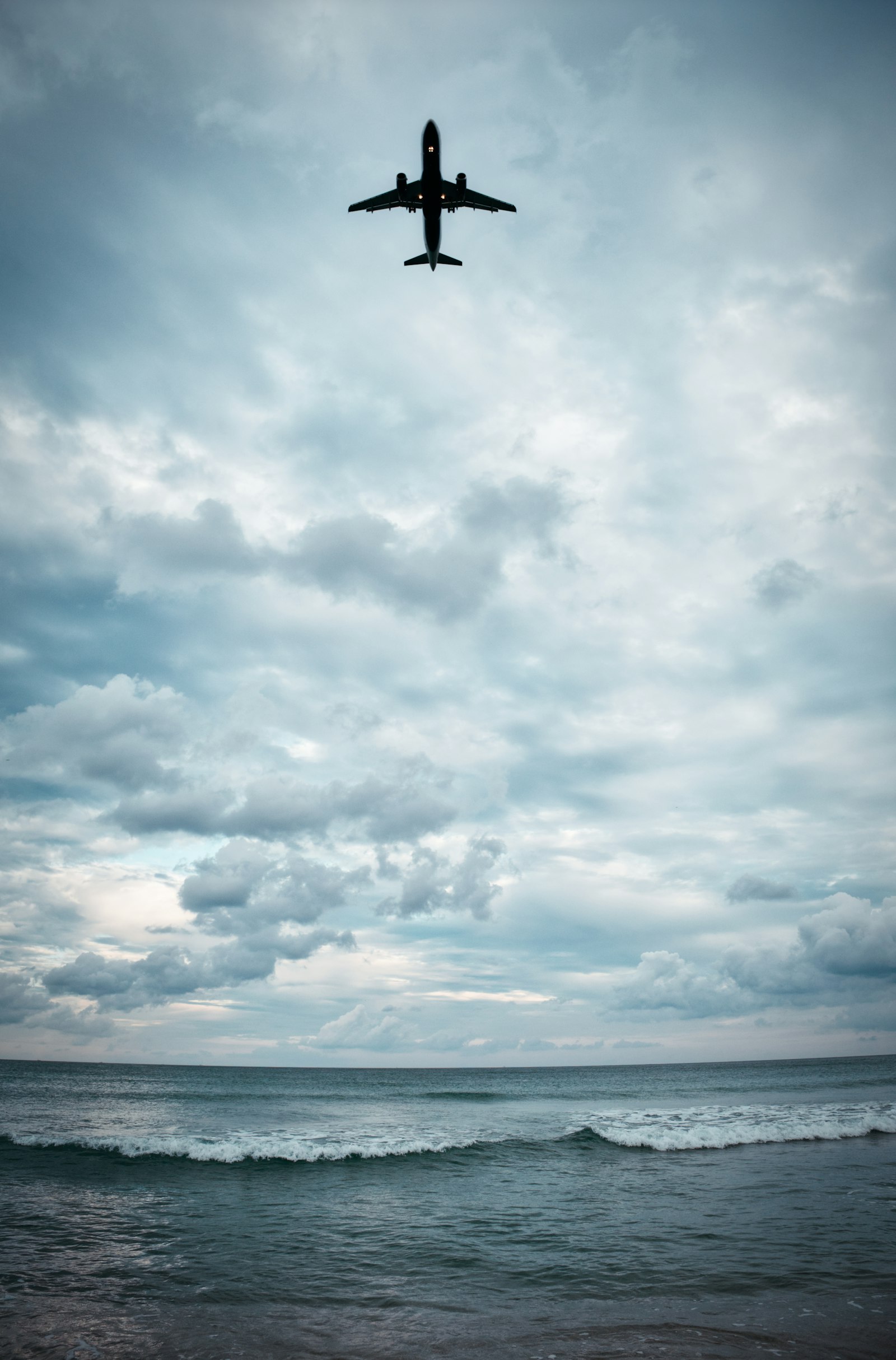 Fujifilm X-T3 + Fujifilm XF 16-55mm F2.8 R LM WR sample photo. Airplane on mid air photography