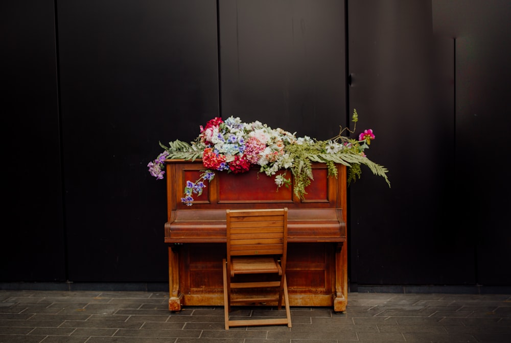 brown spinner piano