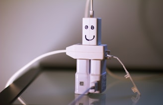 design de robô com adaptadores de energia branco
