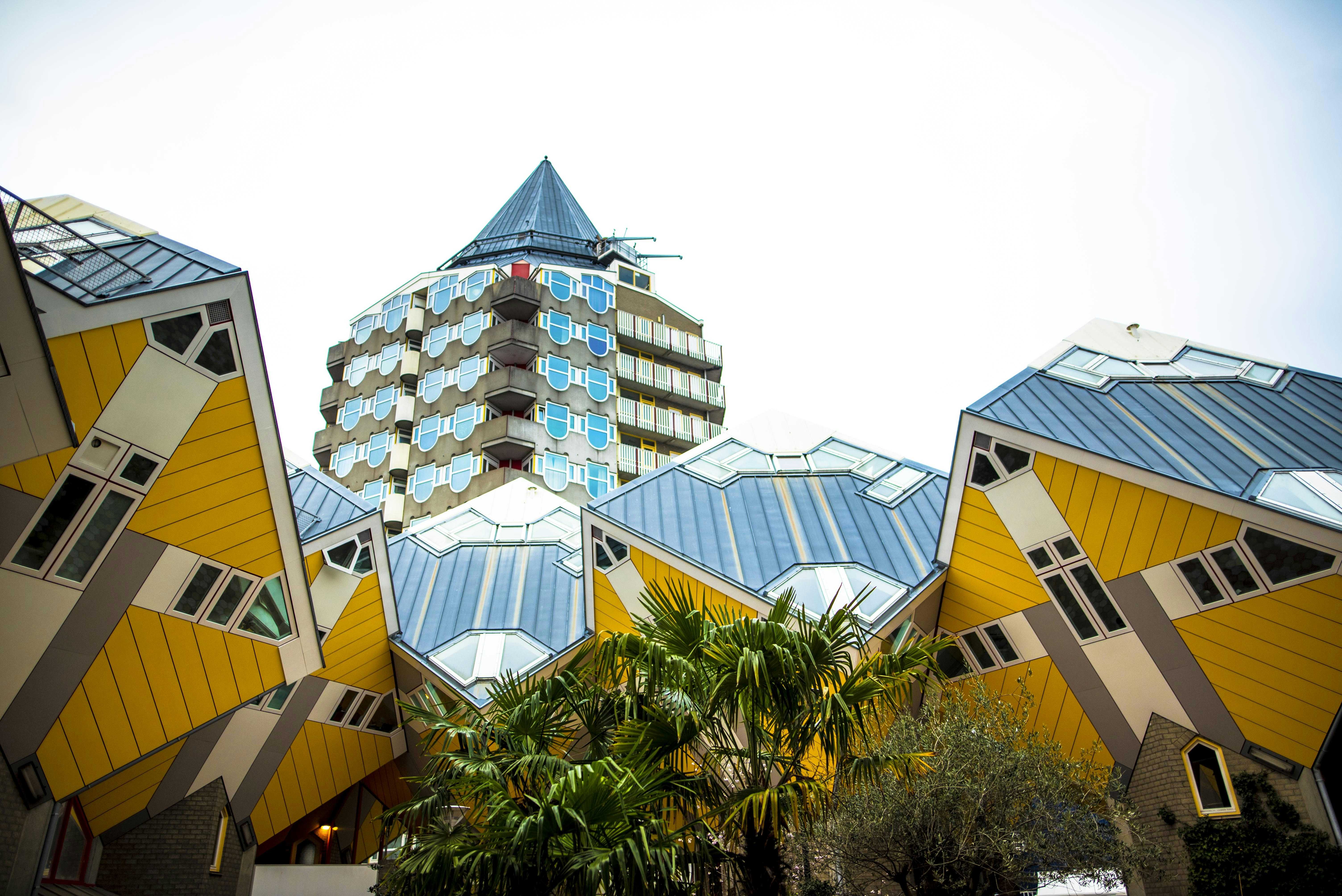 edifícios azuis e amarelos